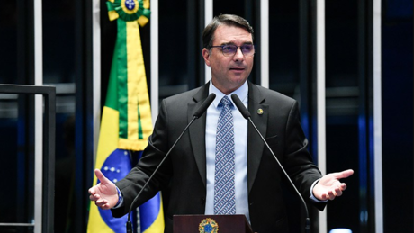 Flávio Bolsonaro recorre ao STF contra decisão de Dino sobre Nossa Senhora