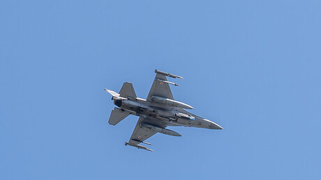 Polônia vai aplicar regras de guerra para abater aeronaves sem identificação visual