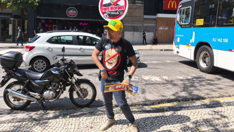 Deputado do PL exibe arma durante confusão em comitê de parlamentar do PSOL no Rio