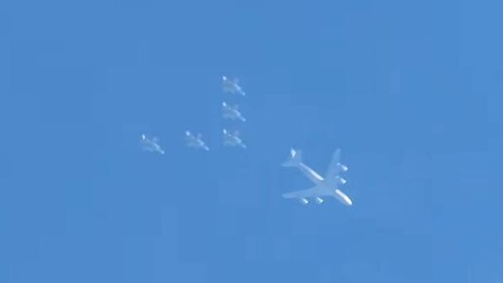 Aeronaves militares da Argentina e dos EUA sobrevoam fábrica de caças do Brasil