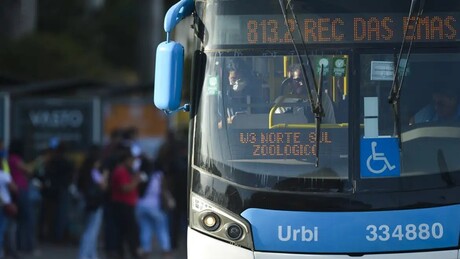 VÍDEO: Homem é preso por se masturbar dentro do ônibus ao lado de passageira