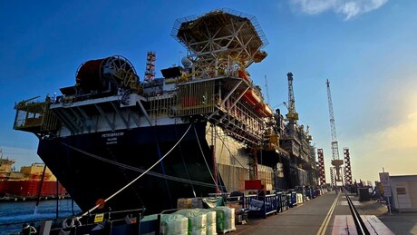 Plataforma da Petrobras deixa Singapura rumo ao pré-sal brasileiro