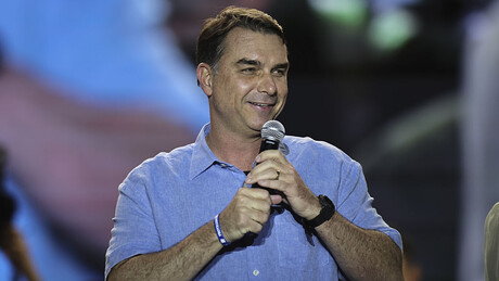 Defesa de Flávio Bolsonaro pede que Dino seja afastado de processos sobre Lula e eleições