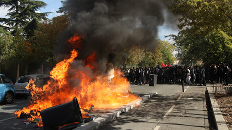 VÍDEOS: Quase 2 mil presos e centenas de policiais feridos em protestos estudantis na França