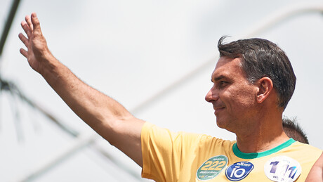 Flávio Bolsonaro encerra sábado com live e motociatas e garante: 'não vai ter segundo turno'