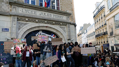 Cerca de 500 escolas fecham na França devido a protestos dos estudantes