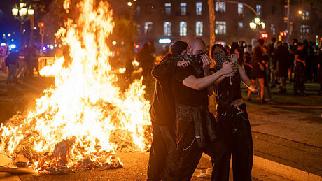 VÍDEOS: Protestos por moradia em Barcelona acabam em pancadaria e repressão policial