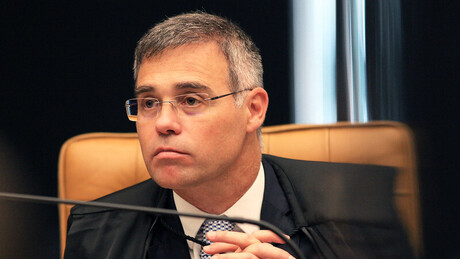 Mendonça multa Flávio Bolsonaro por propaganda irregular