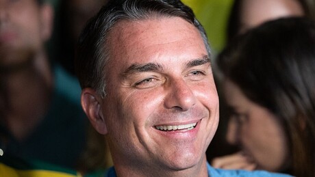 Flávio Bolsonaro recebe apoio de PP e União Brasil para enfrentar Lula no segundo turno