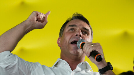 Flávio Bolsonaro defende 'mudar a constituição', sem entrar em detalhes