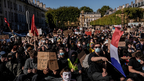'Menos gastos com porta-aviões e mais recursos para a educação': estudantes franceses protestam por melhorias