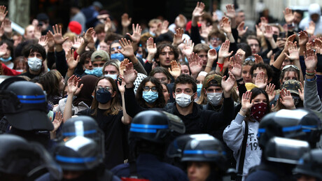Autoridades europeias ficam em silêncio enquanto polícia 'esmaga' estudantes na França, denuncia Rússia
