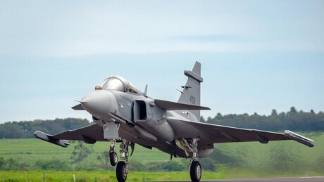 Primeiro caça Gripen fabricado pela Embraer no Brasil faz voo inaugural