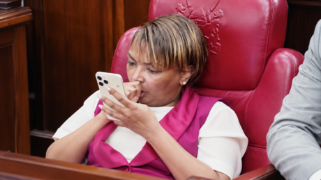 VÍDEO: Senadora apresenta comportamento curioso durante sessão parlamentar no Quênia e gera polêmica nas redes