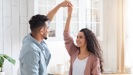 Estudo revela que dançar salsa pode reduzir os sintomas deste transtorno mental