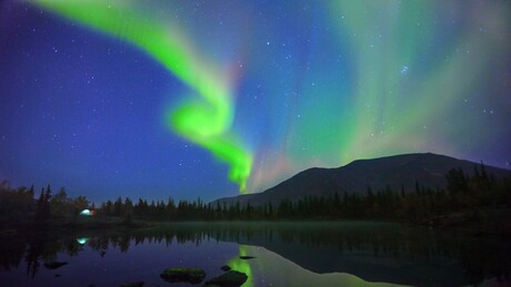 Tempestade solar pode criar 'auroras boreais' mais ao sul; fenômeno não será visto do Brasil
