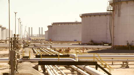 O Oriente Médio está em chamas, mas as petroleiras não vão embora: por que continuam investindo?