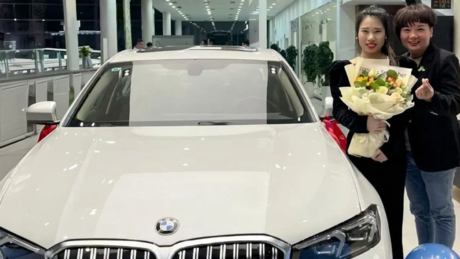 Dona de restaurante na China dá BMW de presente aos funcionários por este motivo
