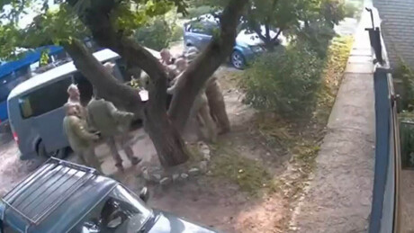 VÍDEO: 'Caçadores de gente' — idosa sofre fraturas ao ser derrubada por recrutador ucraniano