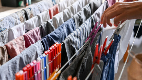 Uma geração que não sabe ligar uma máquina: jovens acumulam roupa suja ao saírem da casa dos pais
