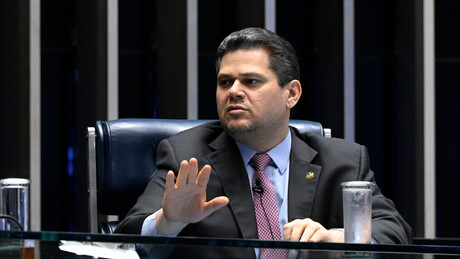 Alcolumbre marca votação do fim da escala 6x1 em meio à disputa entre Lula e Flávio