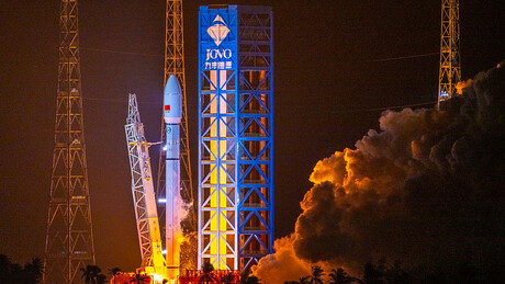 China lança foguete Long March-12 ao espaço e aumenta constelação de satélites de internet em órbita