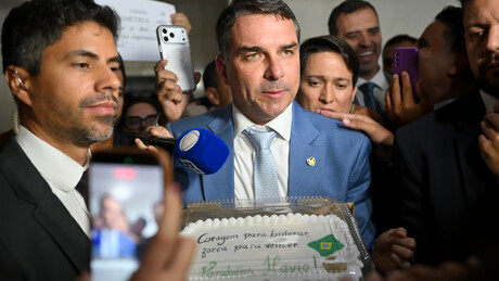 Meu pirão primeiro: grupos concorrentes já cortejam Flávio Bolsonaro por futuros ministérios — Folha de S.Paulo