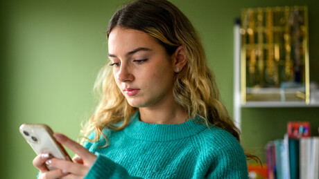 País da OTAN proíbe uso de redes sociais por menores de 15 anos