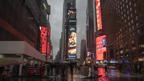 Sydney Sweeney gera nova polêmica com anúncio provocativo