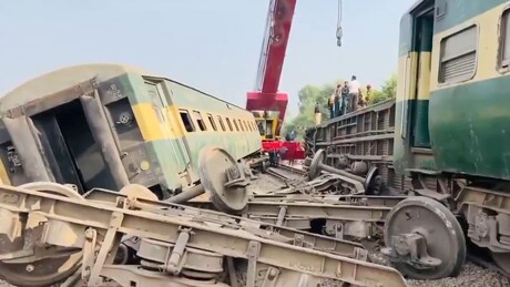 VÍDEO: Trem de passageiros descarrila no Paquistão e deixa mortos e feridos