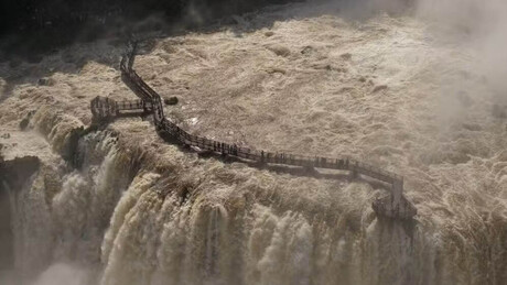 Cheia do Rio Iguaçu fecha lado argentino das Cataratas e interdita passarela no Brasil