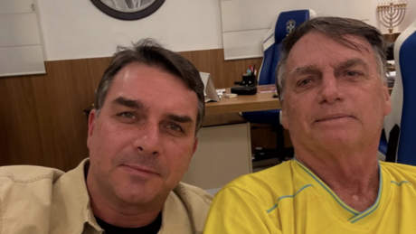 Flávio visita Jair Bolsonaro pela primeira vez em três meses