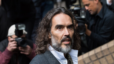 Ator e comediante Russell Brand é julgado por estupro e agressão sexual