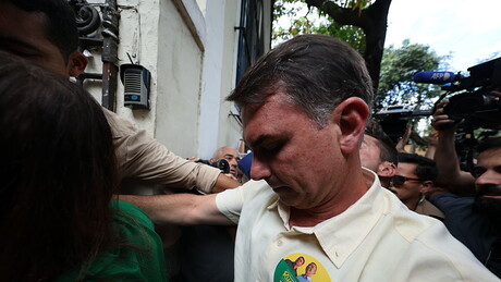 Flávio Bolsonaro admite rever o fim da escala 6x1 se eleito