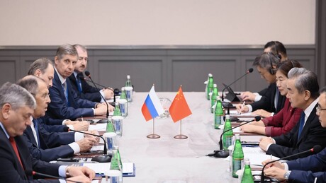 Rússia e China reforçam parceria e discutem crises internacionais em reunião no Azerbaijão