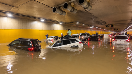 VÍDEO: Temporal deixa carros submersos em túnel de São Paulo