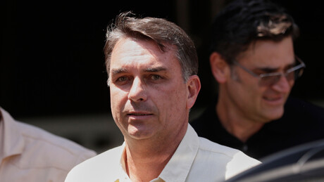 Ausente das discussões, Flávio Bolsonaro vota remotamente a favor da escala 6x1