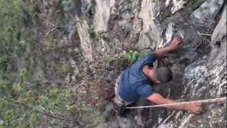 VÍDEO: Resgate dramático de turista da beira de penhasco após escorregar tirando selfie