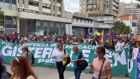 VÍDEOS: Milhares vão às ruas da Colômbia contra governo de De la Espriella