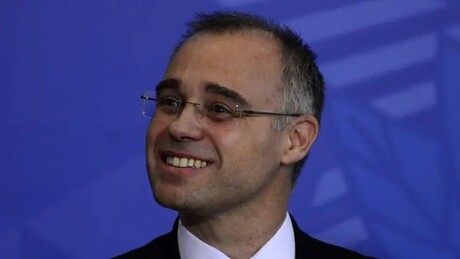 TSE forma maioria contra decisão de Mendonça sobre Lula, mas ministro interrompe julgamento