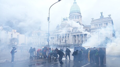 Marcha estudantil pacífica termina em repressão policial na Argentina: o que se sabe