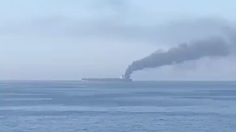VÍDEO: Petroleiro pega fogo no Estreito de Ormuz