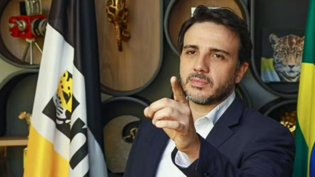 'Começa a ficar muito parecido': Renan Santos compara caso Vorcaro ao escândalo Epstein