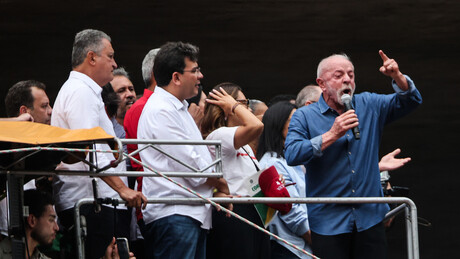 Na briga por votos, Lula faz 'acenos' à direita rumo ao segundo turno
