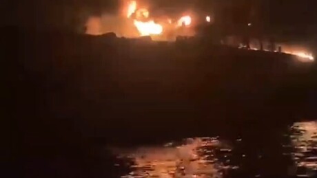 VÍDEO: Superpetroleiro pega fogo após colidir com mina naval no Estreito de Ormuz