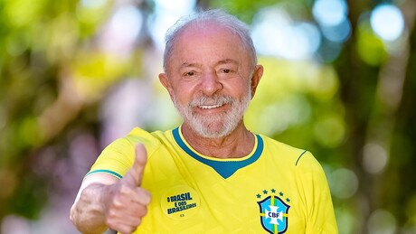 Lula publica foto com camisa da Seleção e participa de mobilização lançada por Janones