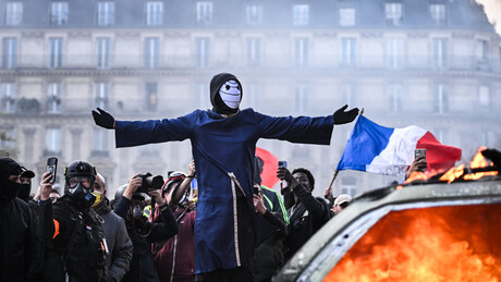 'Serão perseguidos e punidos': Macron se pronuncia pela primeira vez após protestos na França