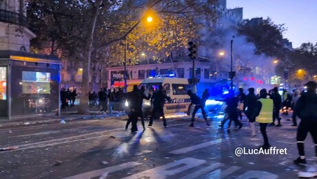 VÍDEO: Manifestantes arremessam objetos contra viaturas desgovernadas em meio ao caos em Paris