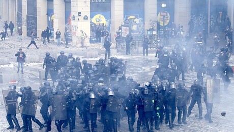 VÍDEOS: Noite violenta de protestos em massa, com saques e distúrbios na França