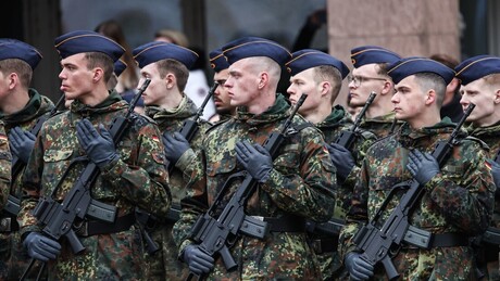Merz volta a defender serviço militar obrigatório para os jovens na Alemanha; entenda